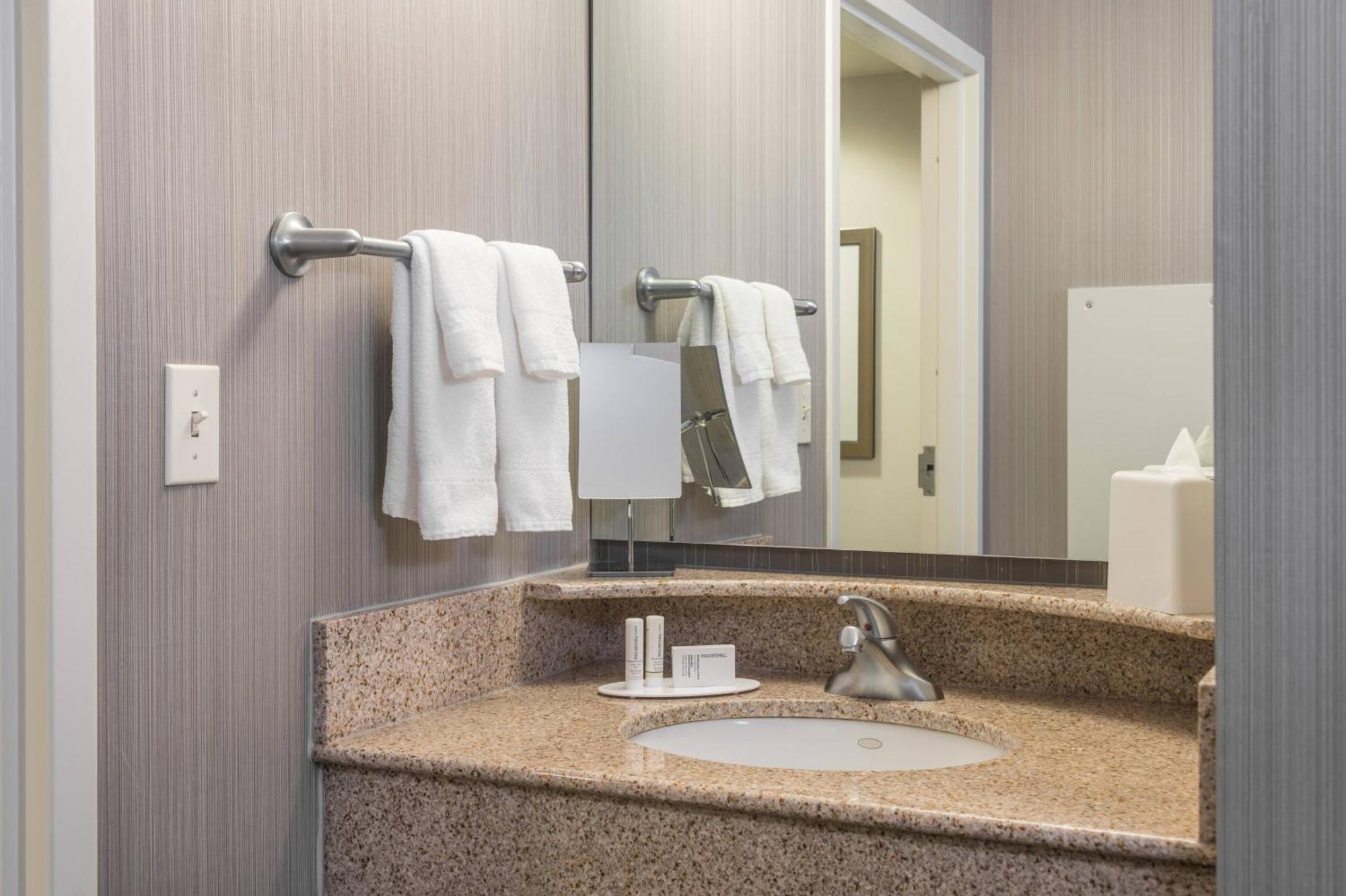 Courtyard By Marriott Newark-University Of Delaware Εξωτερικό φωτογραφία